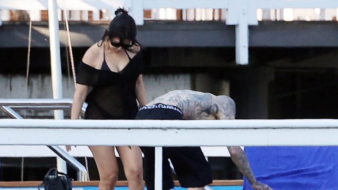 Kourtney Kardashian i Travis Barker se ne obaziru na ružne komentare