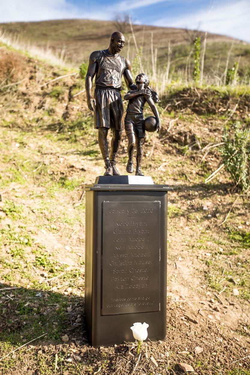 Statua Kobea i Gianne Bryant na mjestu nesreće u Calabasasu