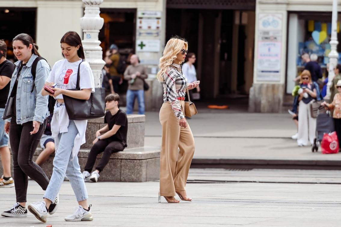 Niska dama na špici u Burberry košulji