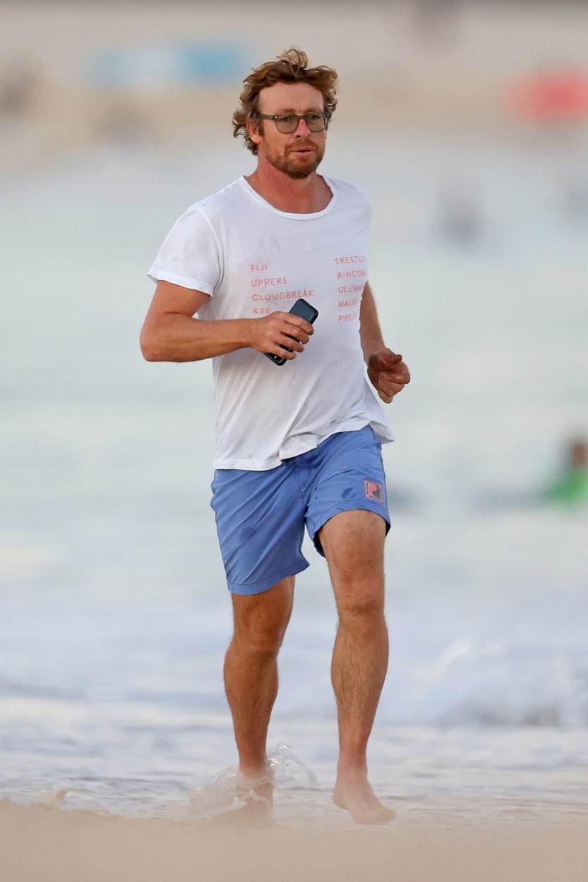 Simon Baker se 2021. godine razveo od supruge Rebecce Riggs