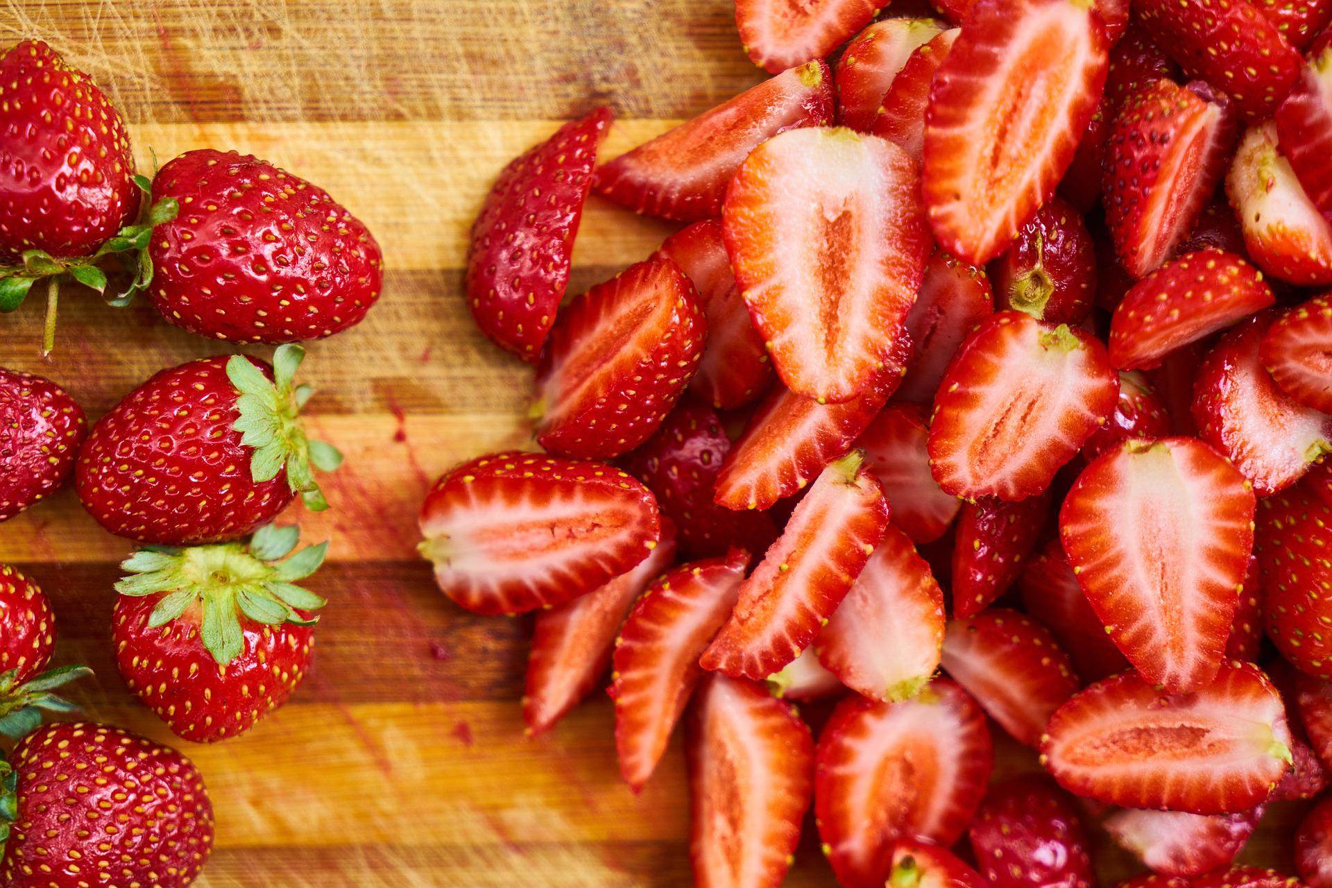 strawberries-g0cce3ba2f_1920.jpg