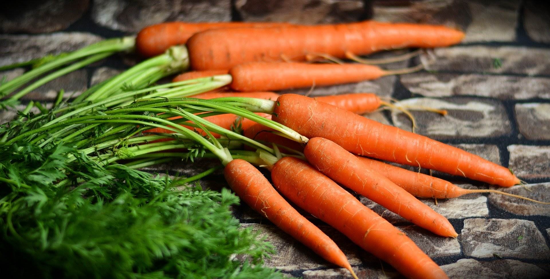 carrots-ged954b7a5_1920.jpg