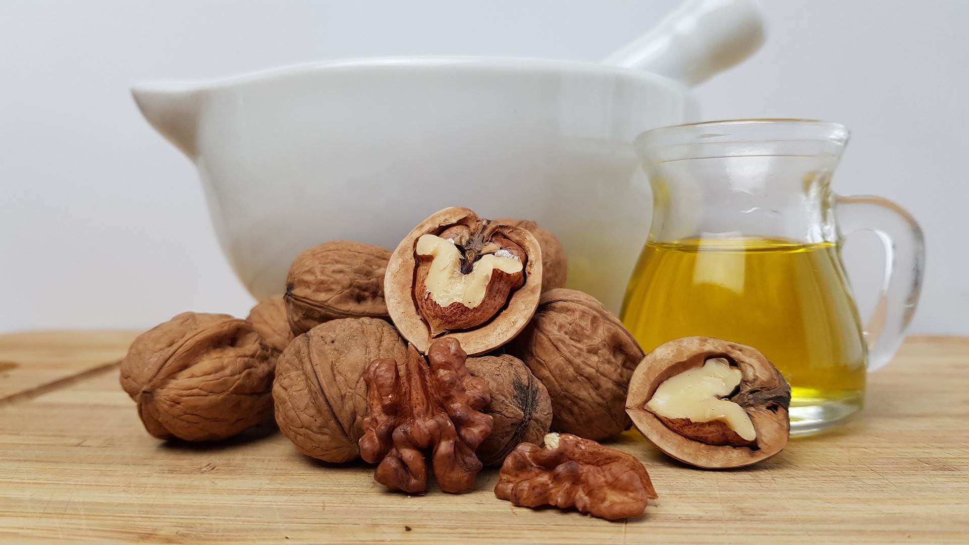 walnut-oil-g3980db29c_1920.jpg