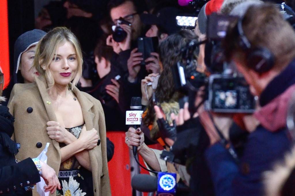 NIŠTA NIJE PREPUSTILA MAŠTI Glumica u prozirnoj haljini zapalila Berlinale