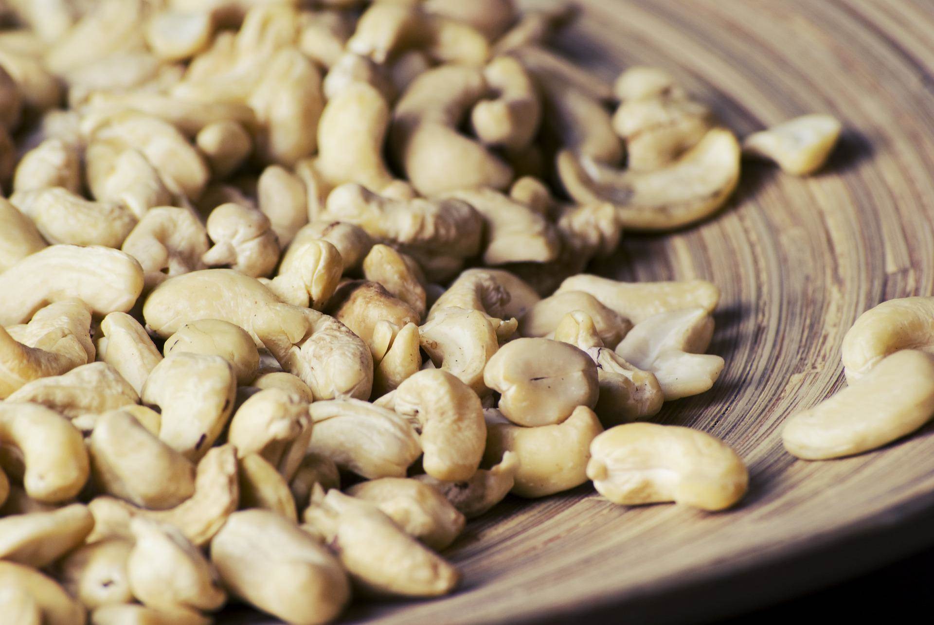 cashew-g4d6fc0f7a_1920.jpg