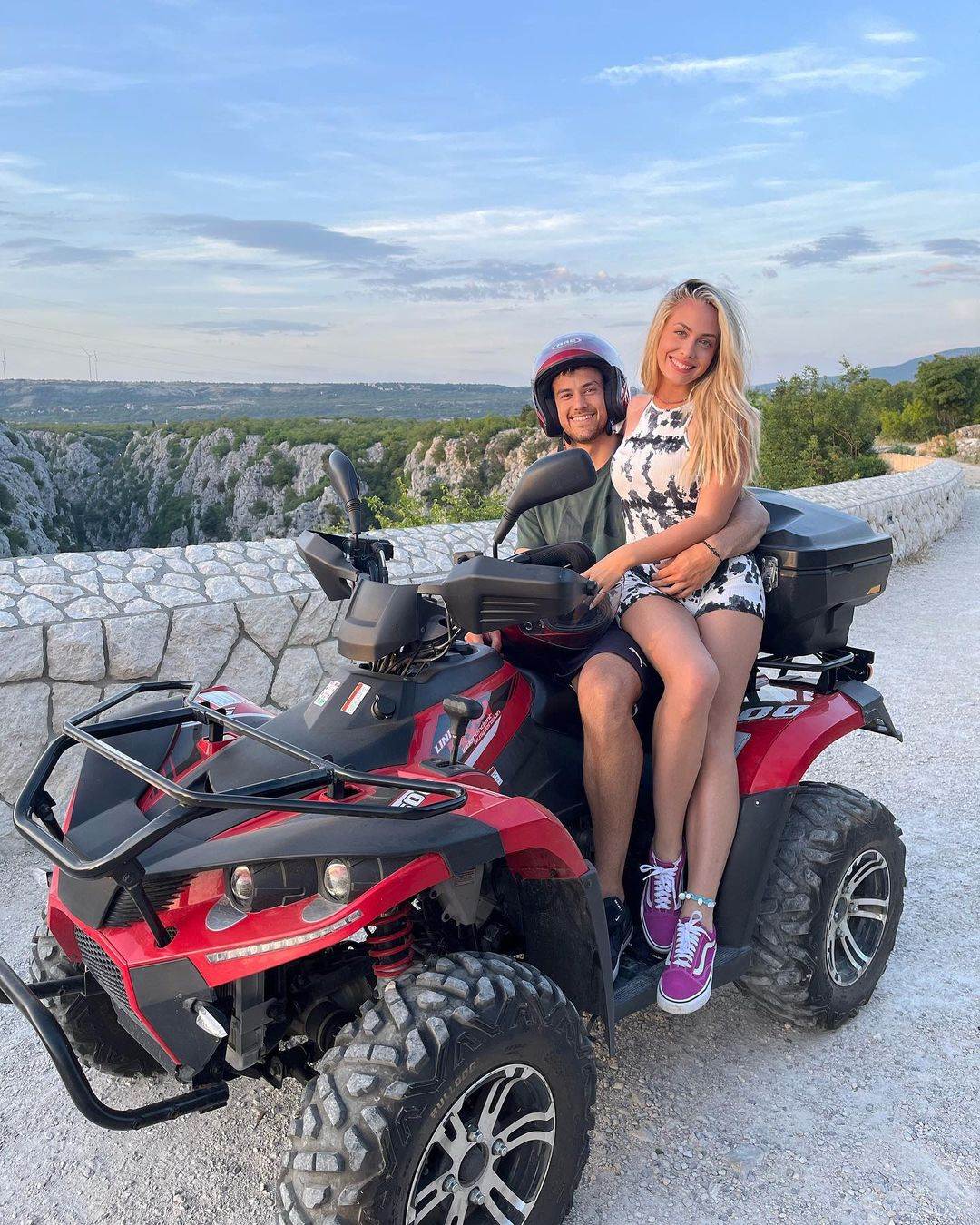 Albina Grčić u vezi je s nogometašem Ivanom Ćalušićem