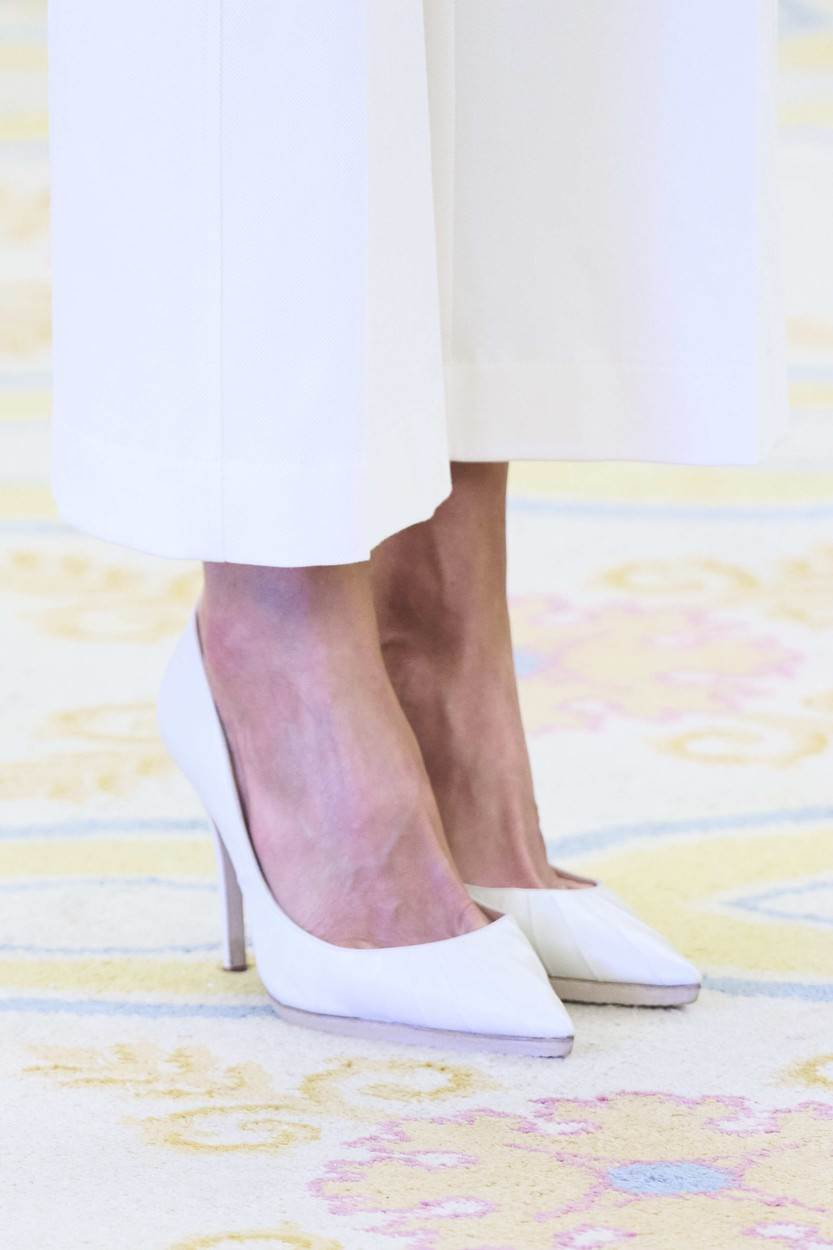 Kraljica Letizia nosi bijele salonke njezinog omiljenog brenda Magrit s potpeticom od 11 centimetara