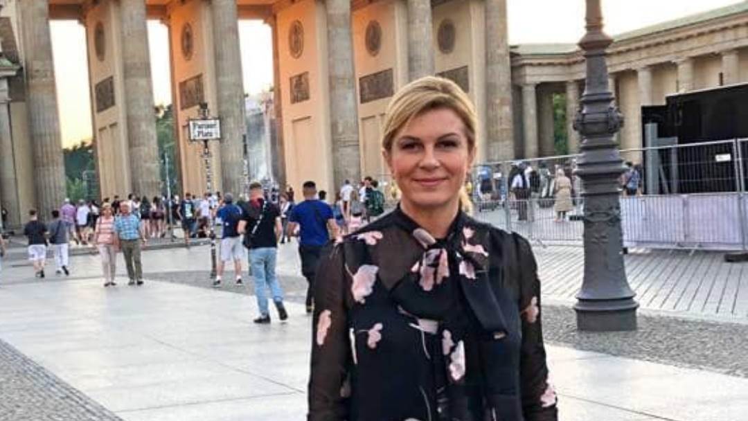 Kolinda Grabar-Kitarović odjenula je 'pussycat bow' bluzu.jpg