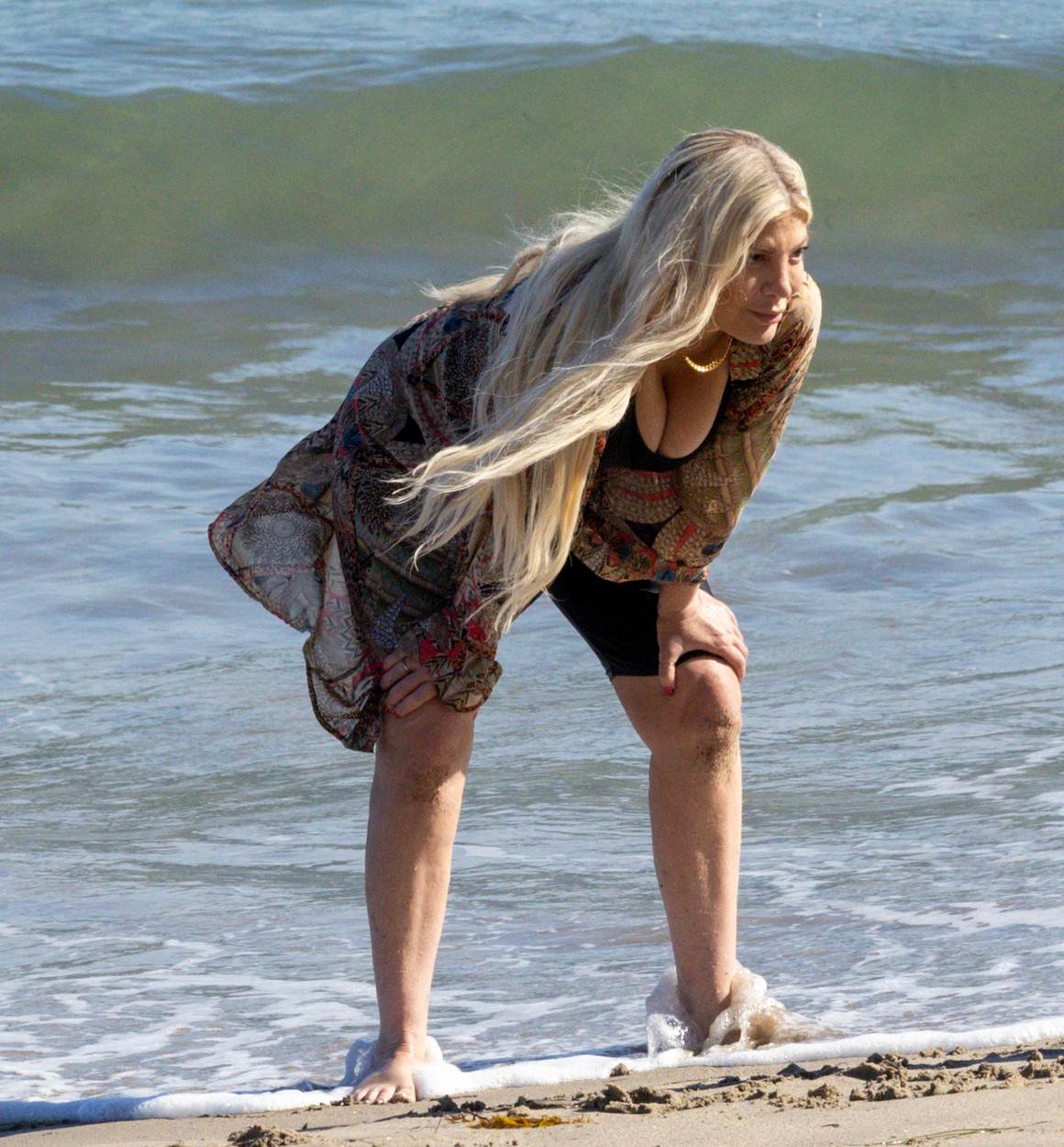 Tori Spelling na plaži.jpg