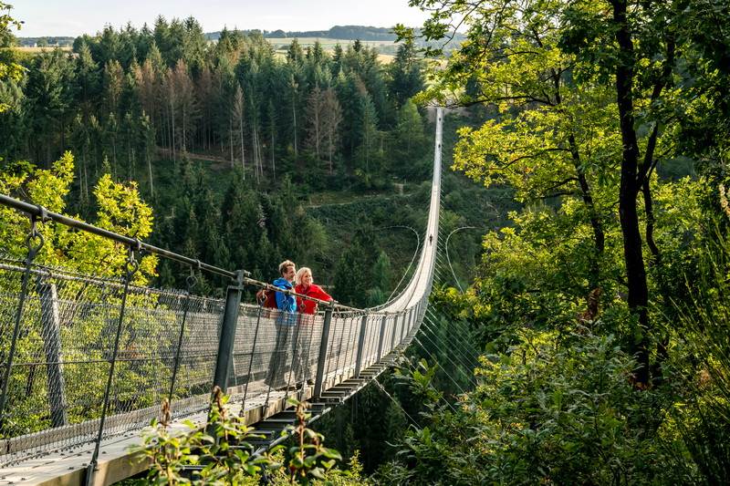 Saar-Hunsrück_Climb_Couple_hiking_on_the_hanging_rope_bridge_Geierlay.jpg