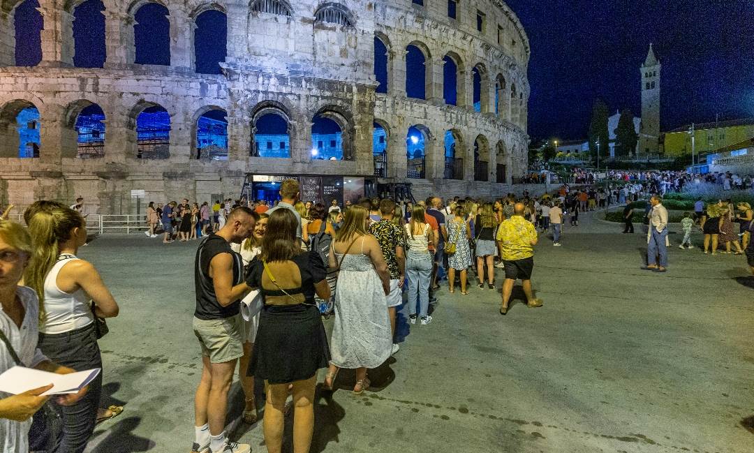 Red ispred pulske Arene zbog koncerta Petre Graše