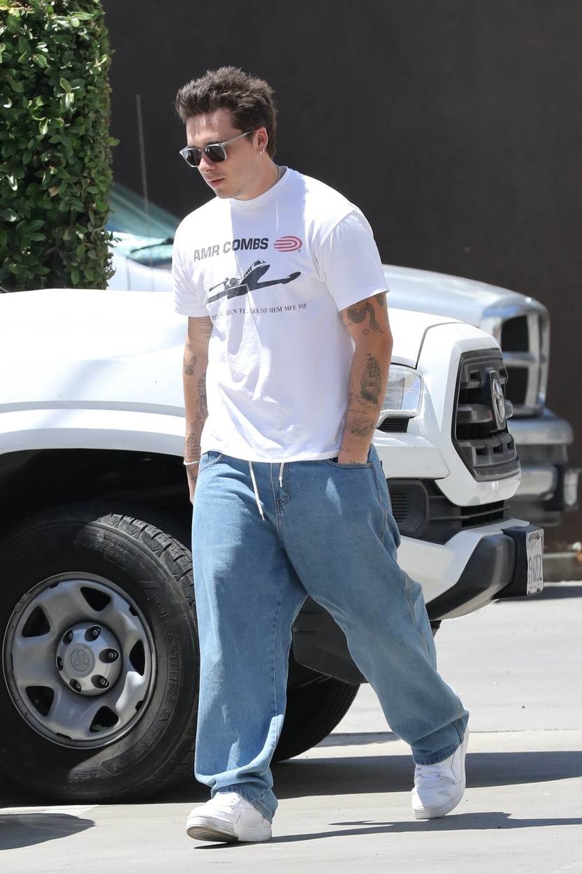 Brooklyn Beckham u baggy trapericama