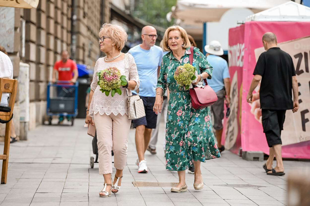 Slatke prijateljice s buketima na špici