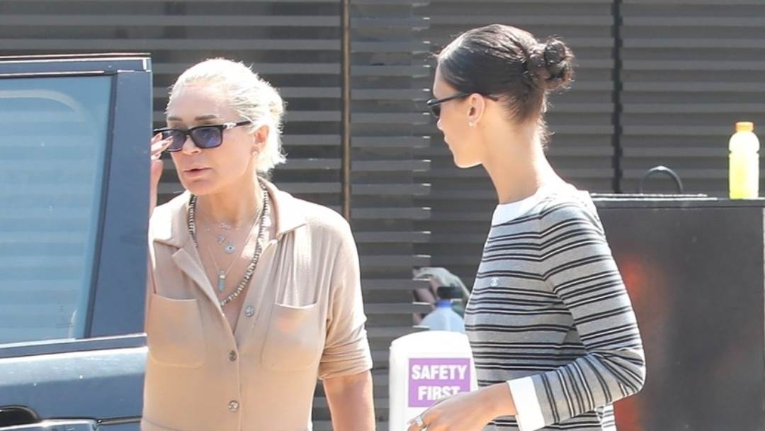 Yolanda Hadid i Bella Hadid u izlasku.jpg