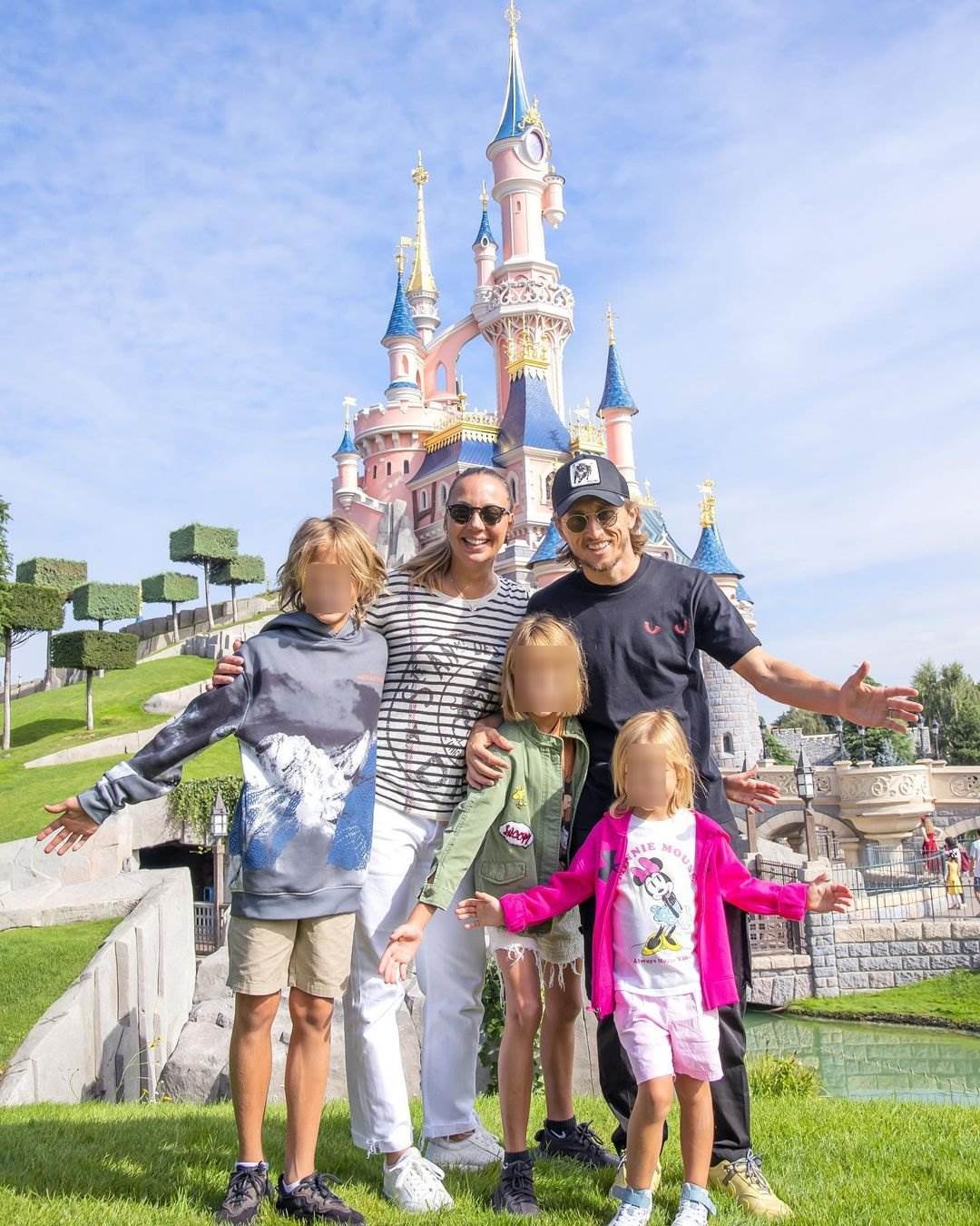 Luka Modrić i Vanja Modrić s djecom u Disneylandu