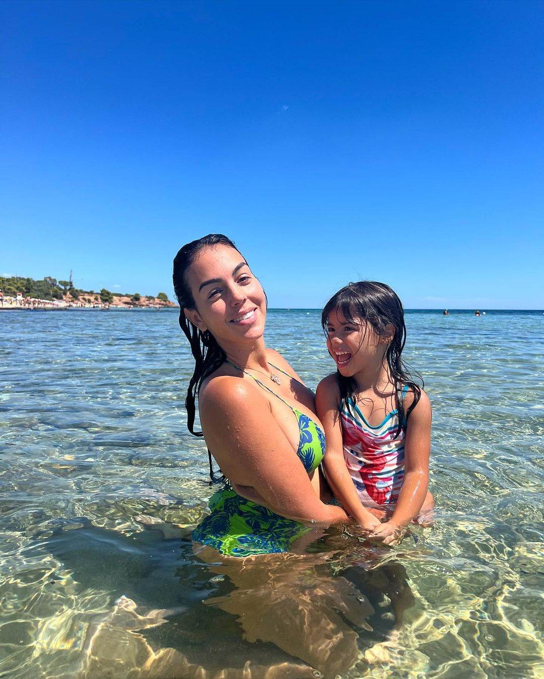 Georgina Rodriguez s djecom na Sardiniji