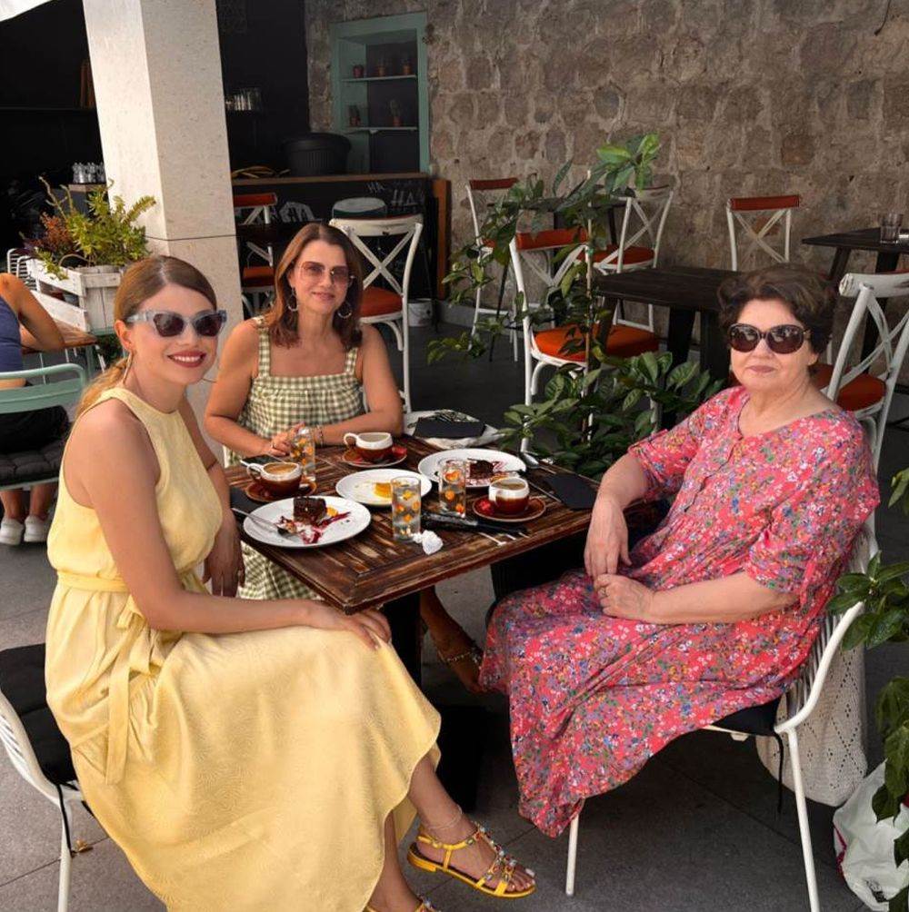 Lejla Filipović s mamom Fehmom Šehović i sestrom