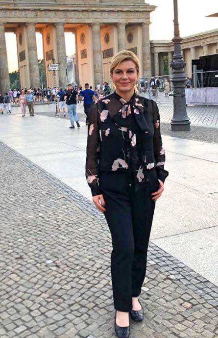 Kolinda Grabar Kitarović s pussy bow mašnom u Berlinu