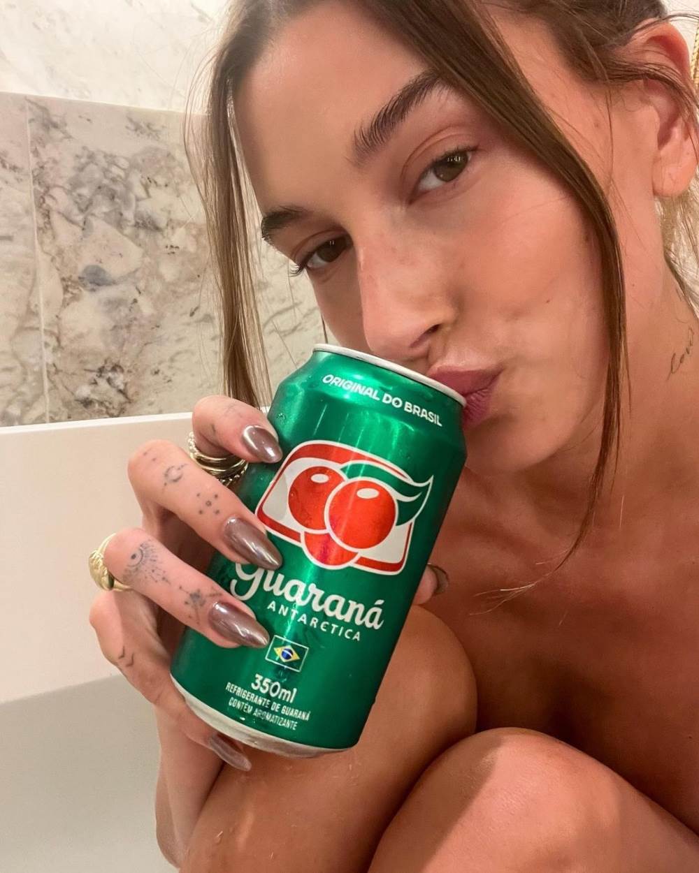 Hailey Bieber 'glazed donut' nokti