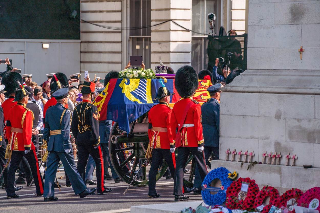 Lijes kraljice Elizabete stigao u Westminster