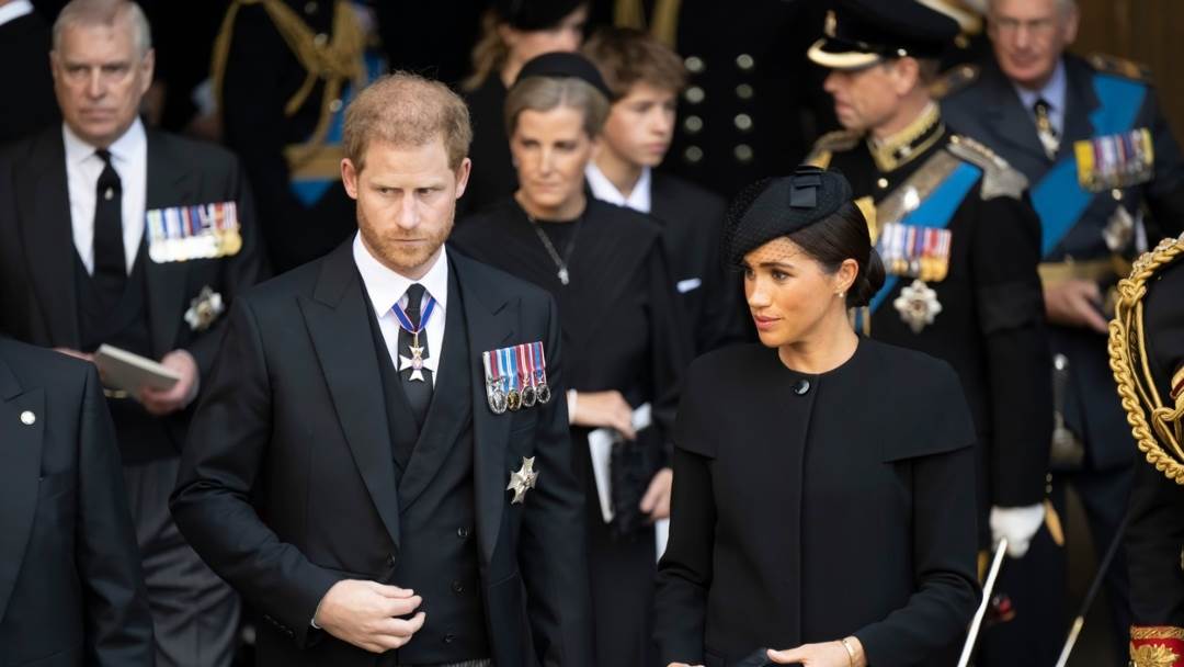 Princ Harry i Meghan Markle na bdijenju kraljice Elizabete II.