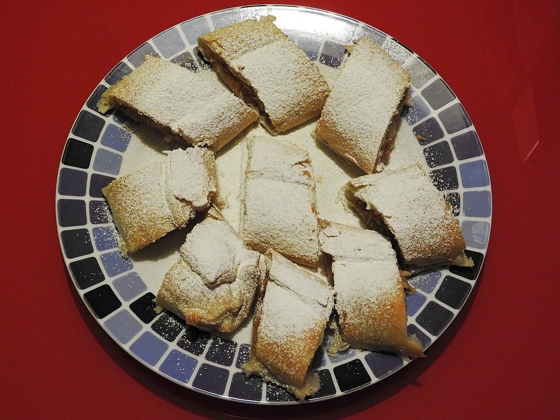 apple-strudel-g6bf0dd0e1_1920.jpg