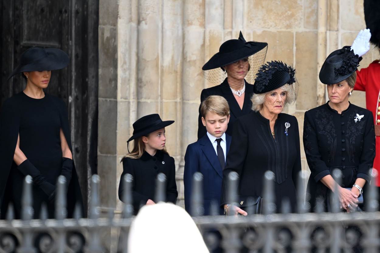 Princ George i princeza Charlotte na sprovodu kraljice Elizabete II.