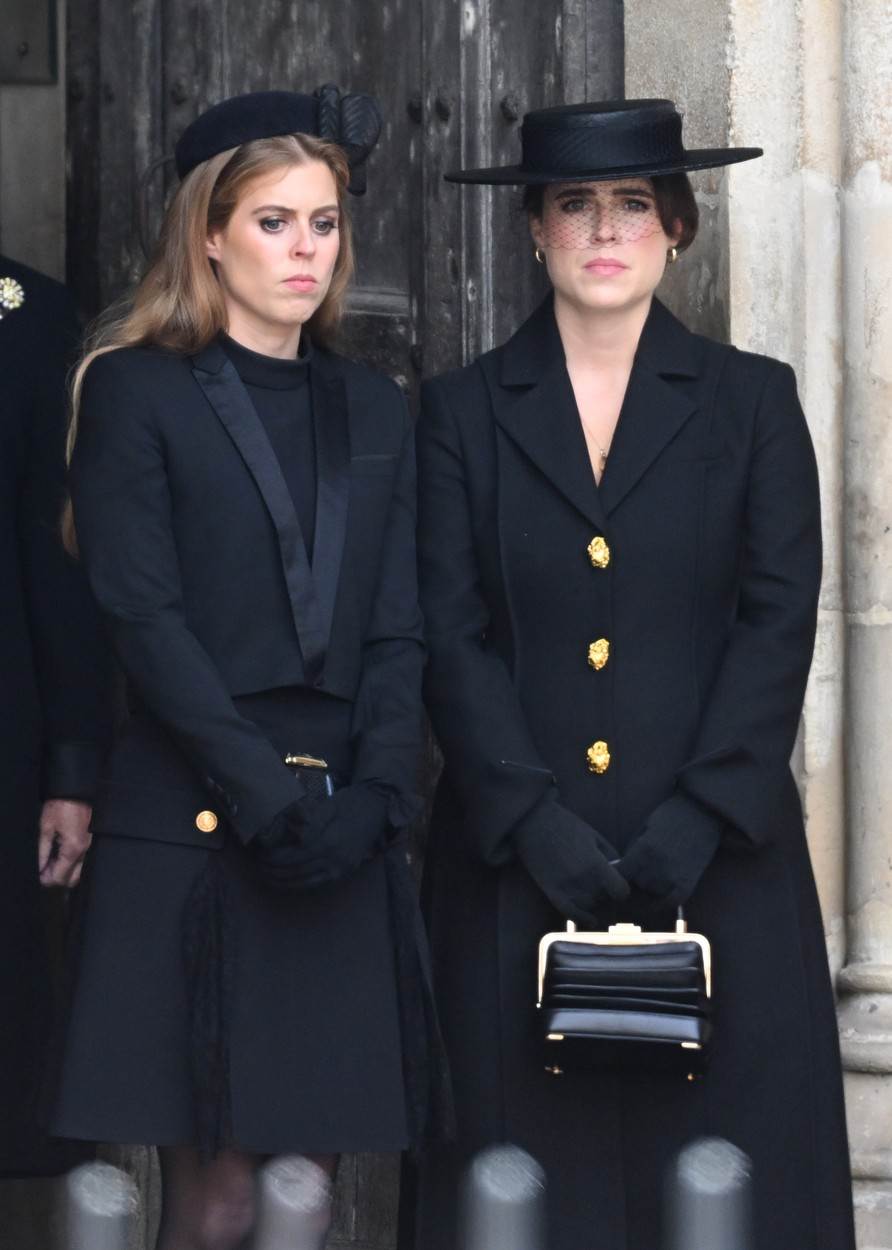 Princeza Beatrice i princeza Eugenie na ispraćaju kraljice Elizabete II.