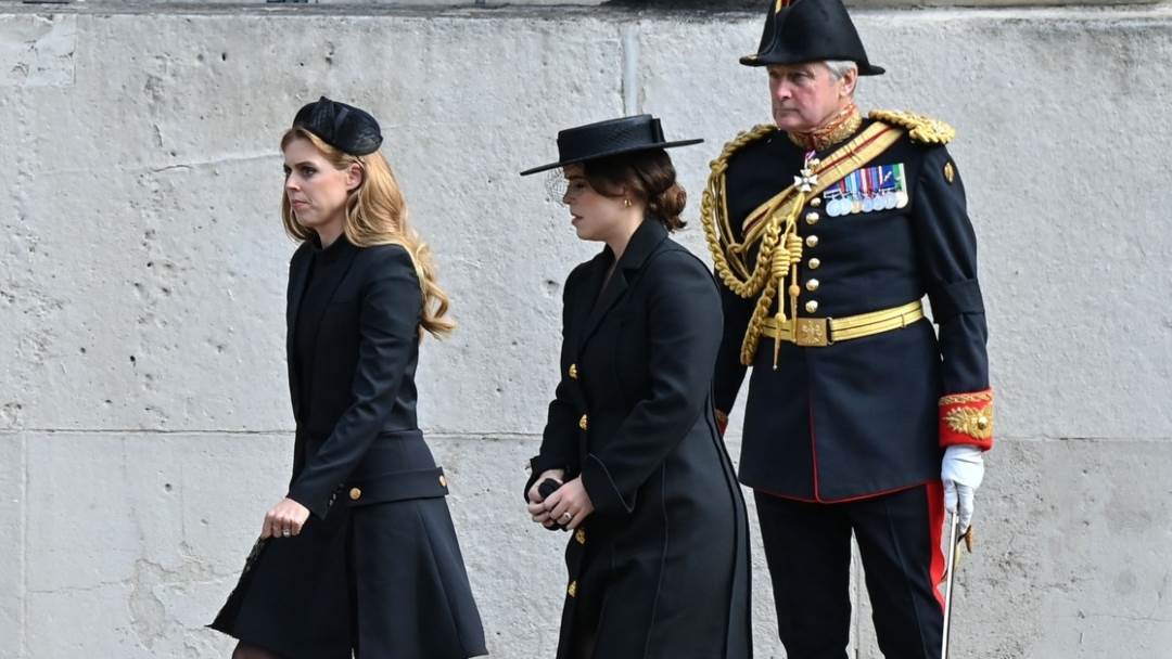 Princeza Eugenie i princeza Beatrice na sprovodu kraljice Elizabete II.