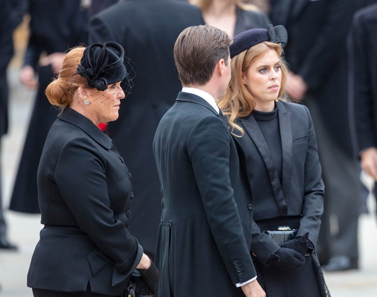 Sarah Ferguson s princezom Beatrice na sprovodu kraljice Elizabete