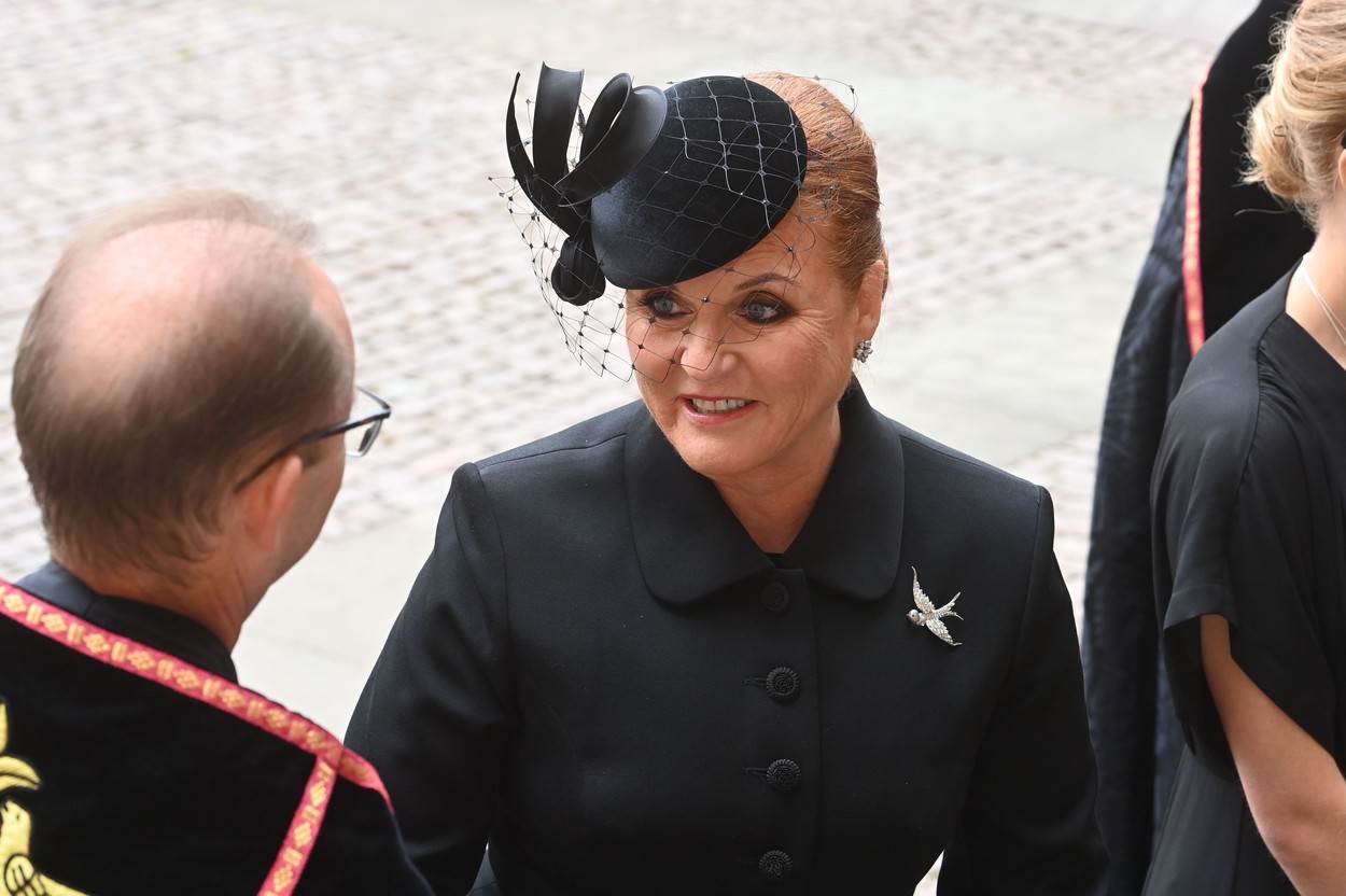 Sarah Ferguson s brošem u obliku lastavice na sprovodu kraljice Elizabete