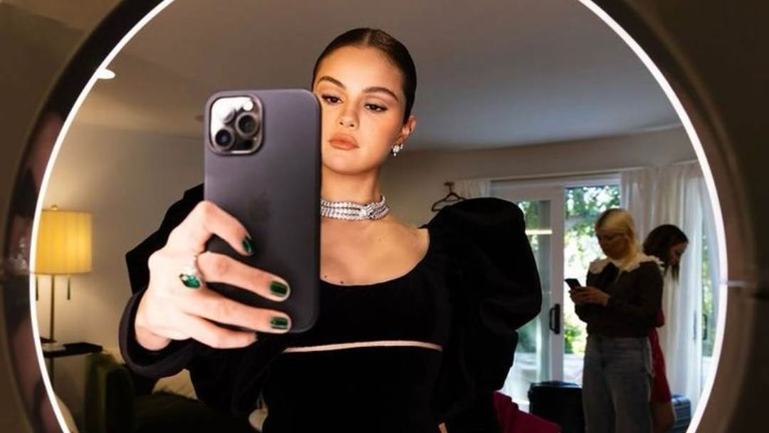 Selena Gomez otkrila je trik za guste trepavice.jpg
