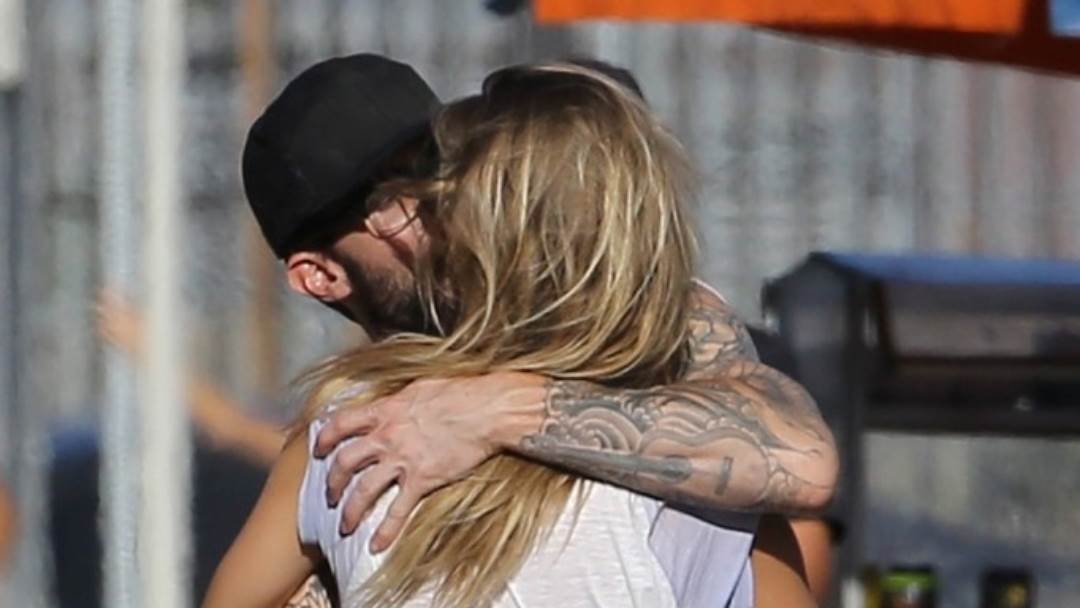 Behati Prinsloo i Adam Levine