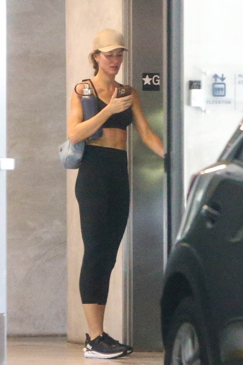 Gisele Bundchen u crnom kompletu za vježbanje