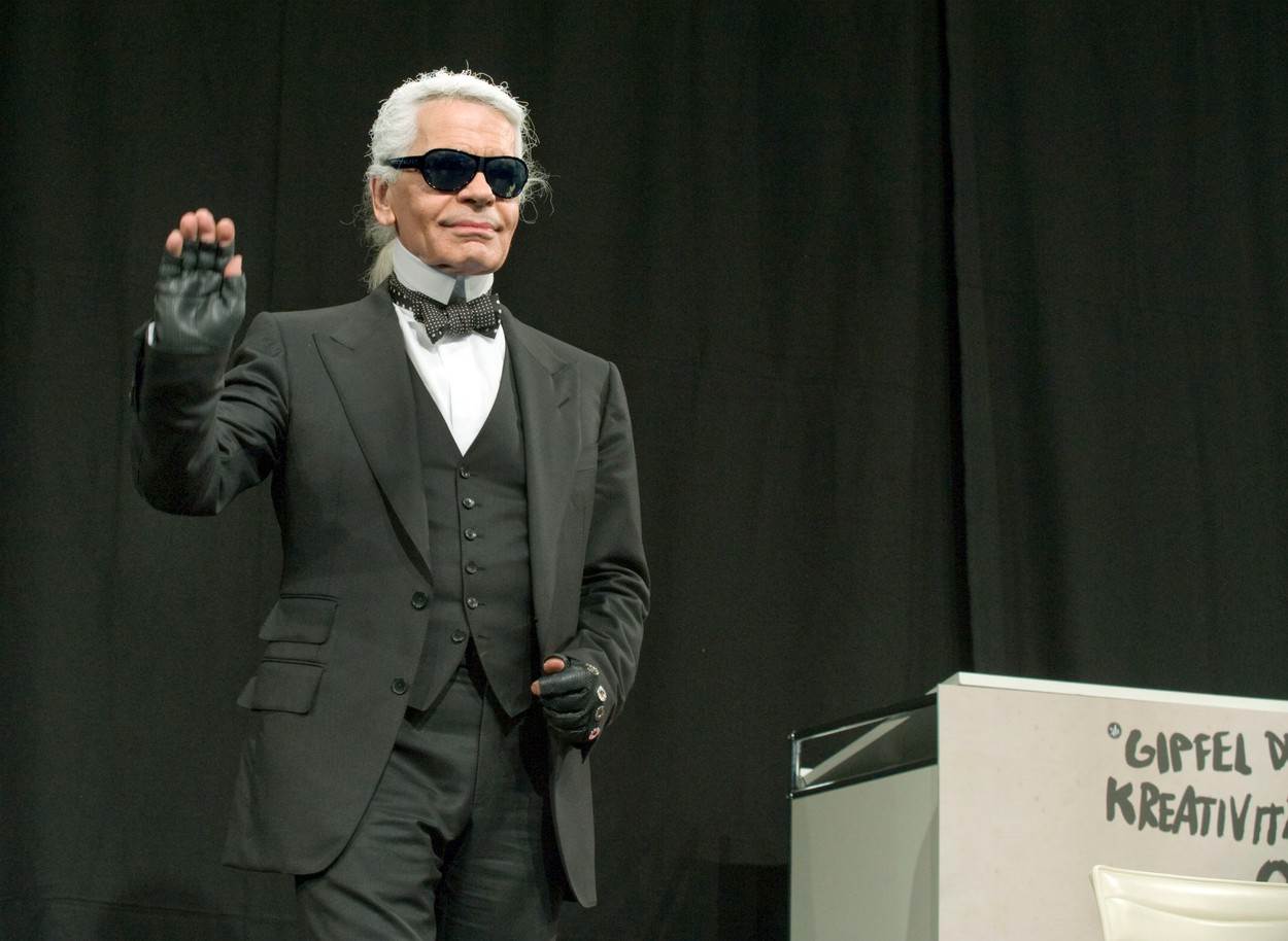 Karl Lagerfeld je stalno nosio rukavice