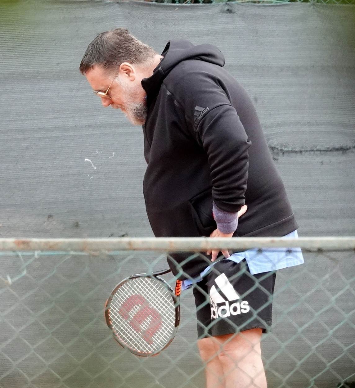 Russell Crowe igra tenis
