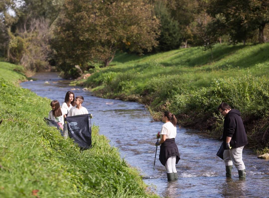 mladi iz Udruge RAST iz Voćina u sadnji dudova i čišćenju rijeke