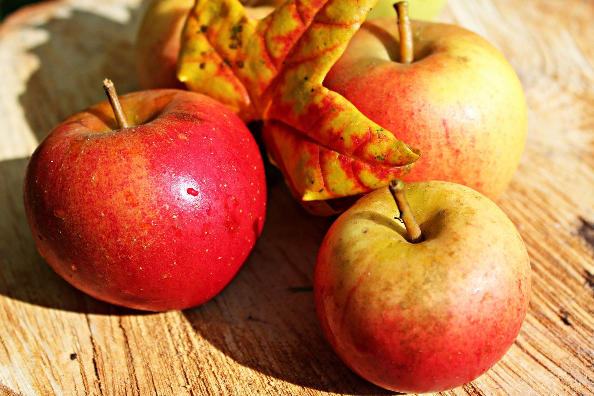 apples-g057983d3b_1920.jpg