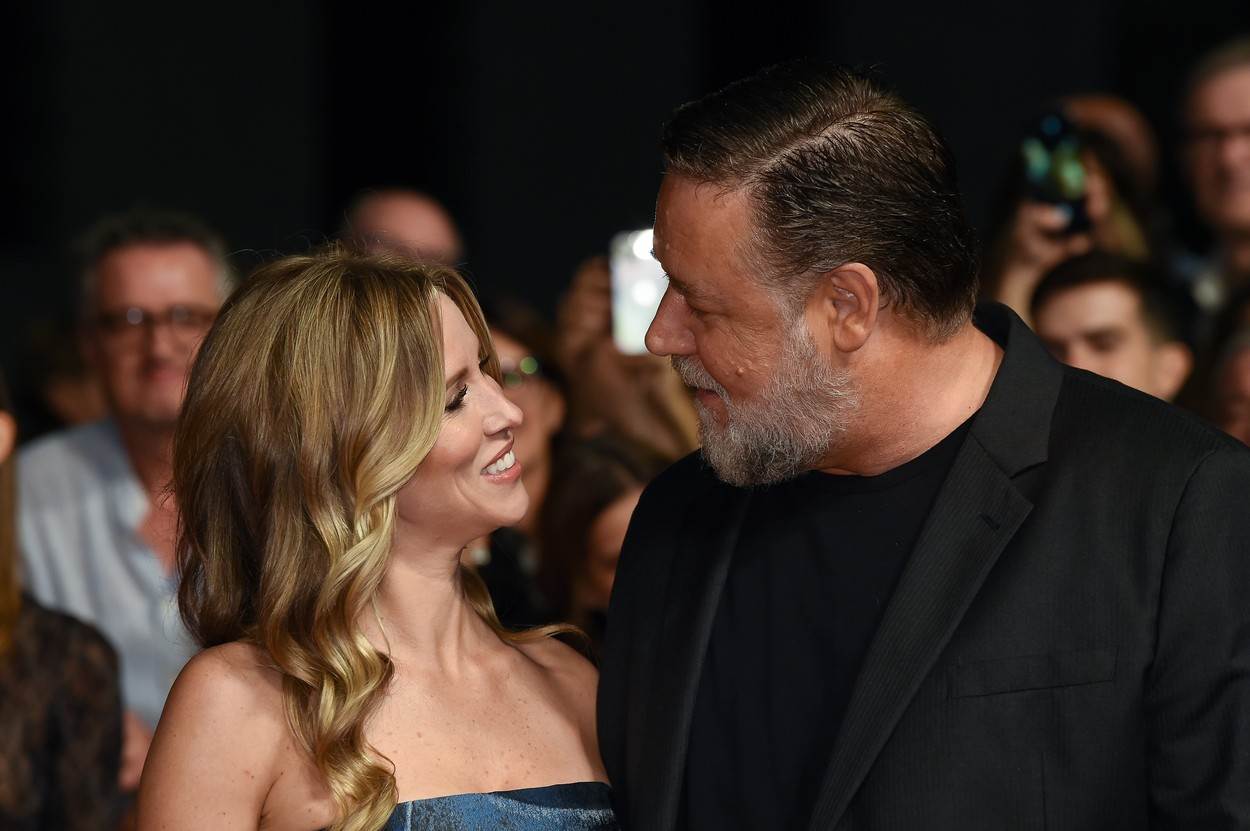 Russell Crowe i Britney Theriot su vezu potvrdili u studenom 2021. godine