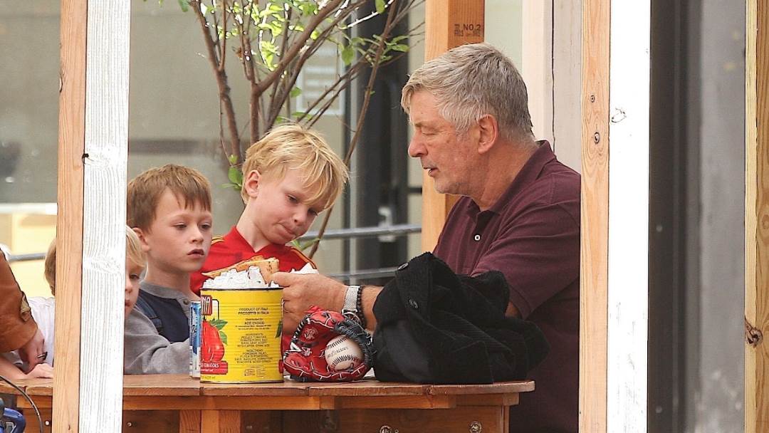 Alec Baldwin sa sinovima