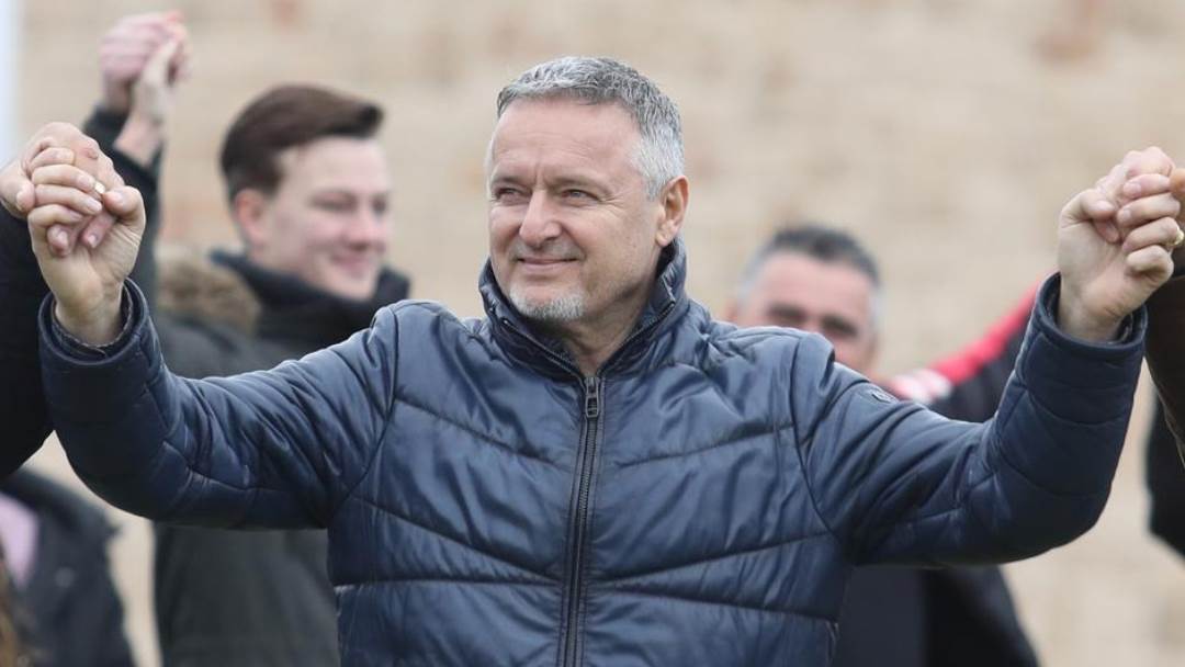 Marko Perković Thompson drži se za ruke