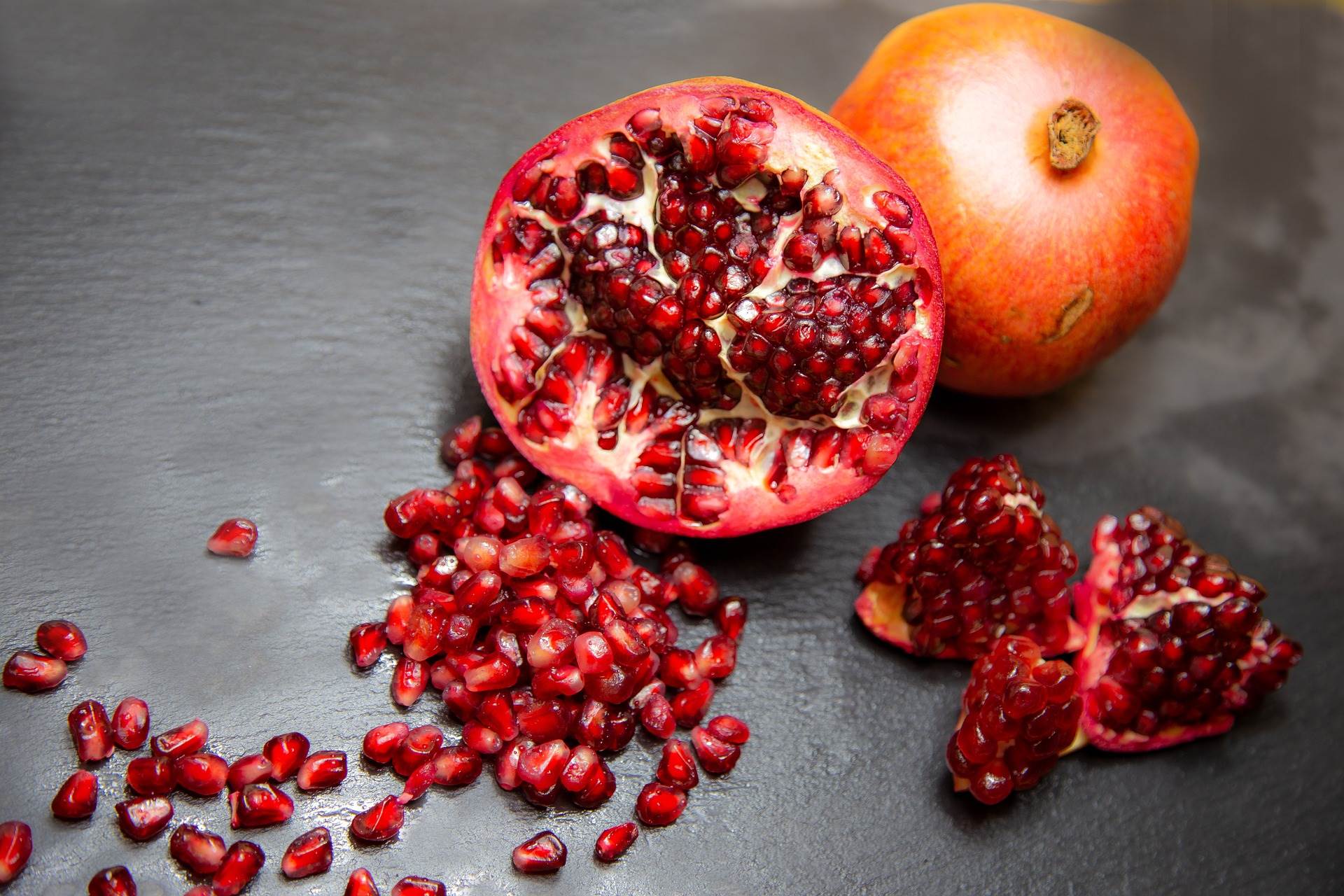 pomegranate-g8910d2a9f_1920.jpg