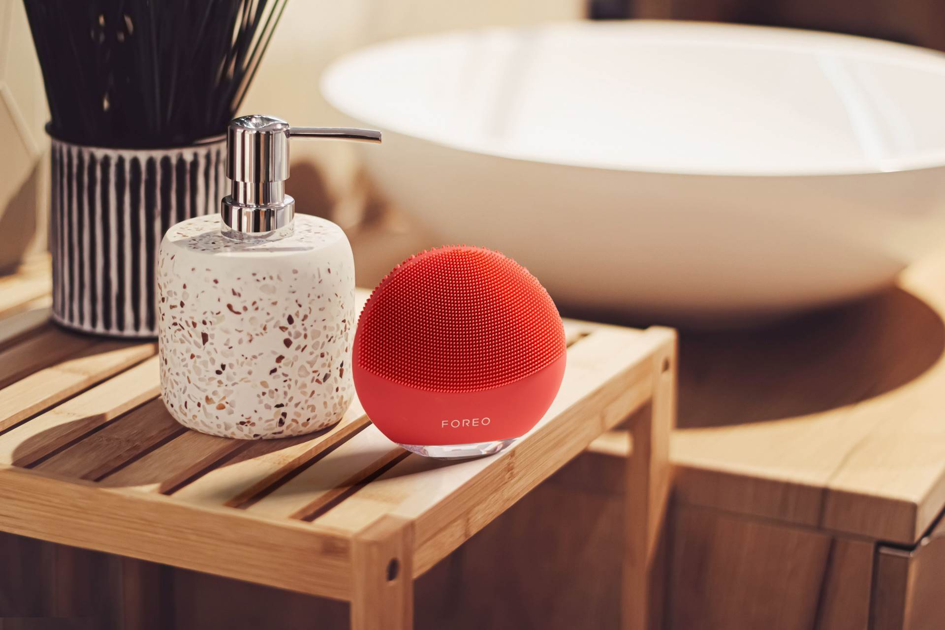 10_FOREO_LUNA 4 mini_Coral_Bathroom.jpg