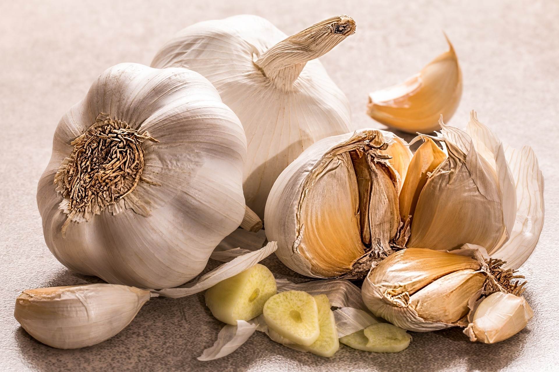 garlic-g39b388bca_1920.jpg