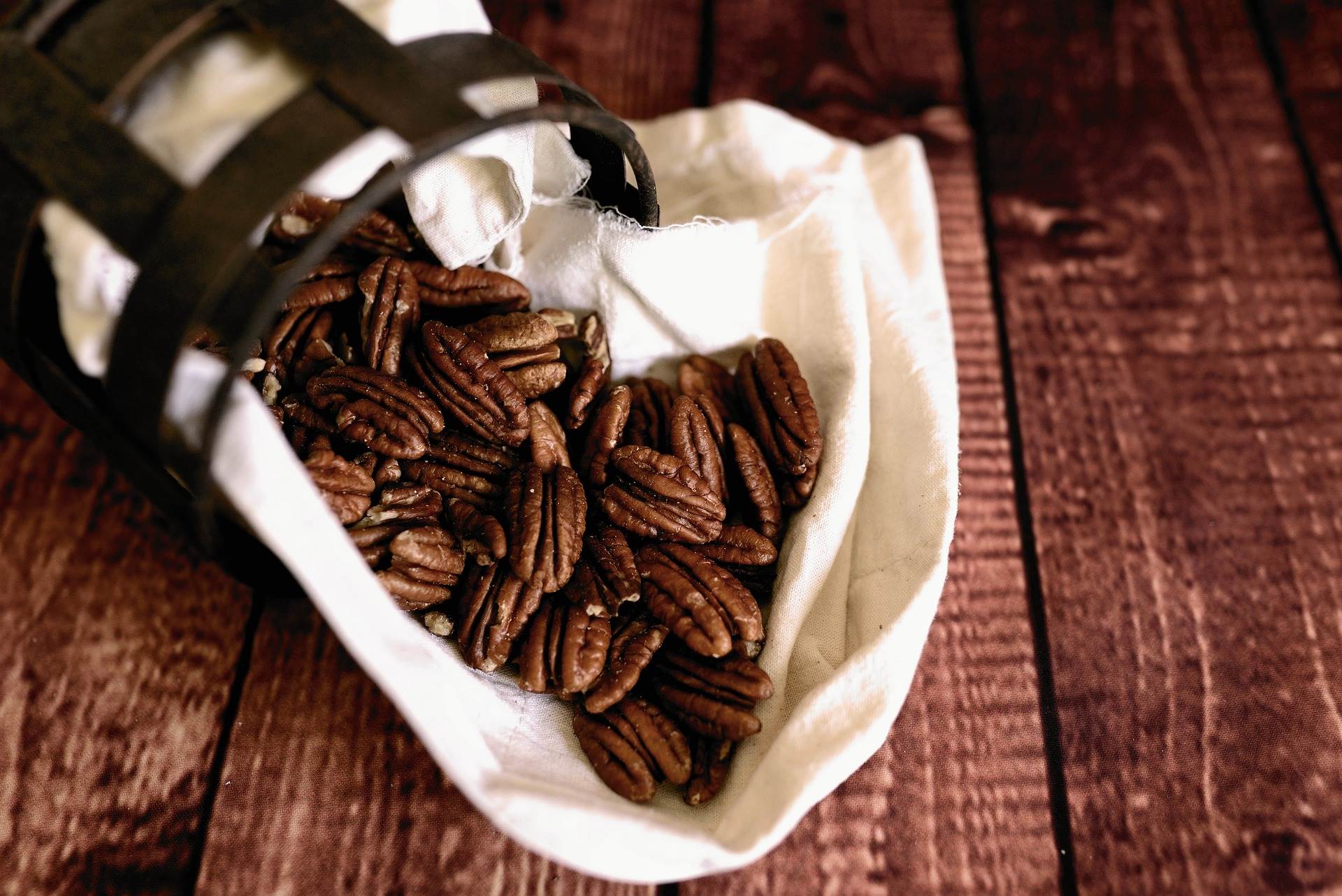 pecans-gebdb9138b_1920.jpg