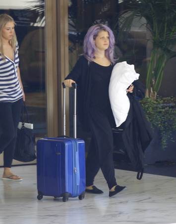 Kelly Osbourne - na putovanju bez trunke make-upa