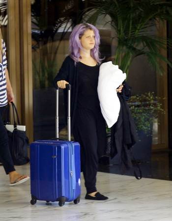 Kelly Osbourne - na putovanju bez trunke make-upa