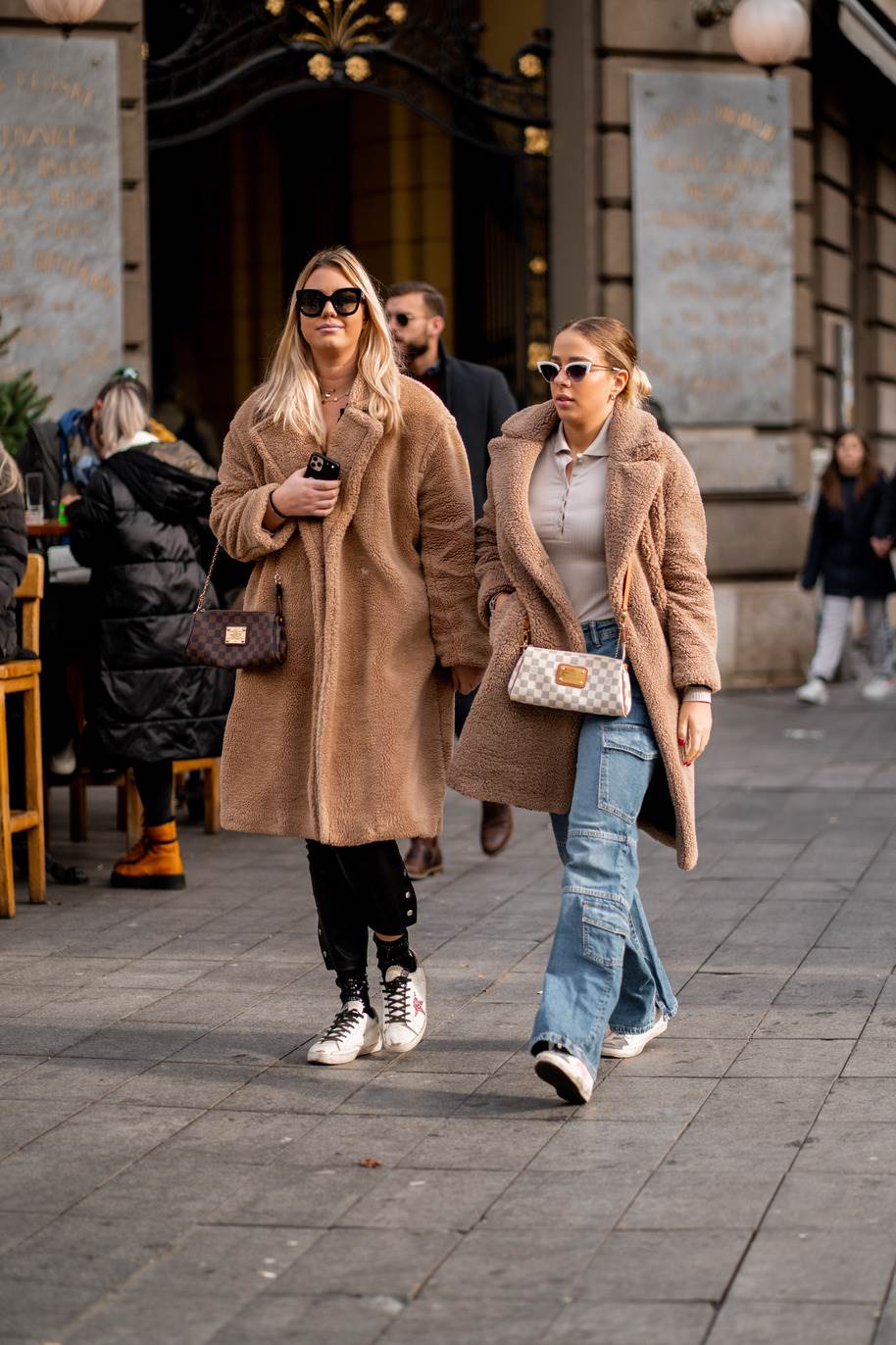 Prijateljice na špici u istim teddy kaputima