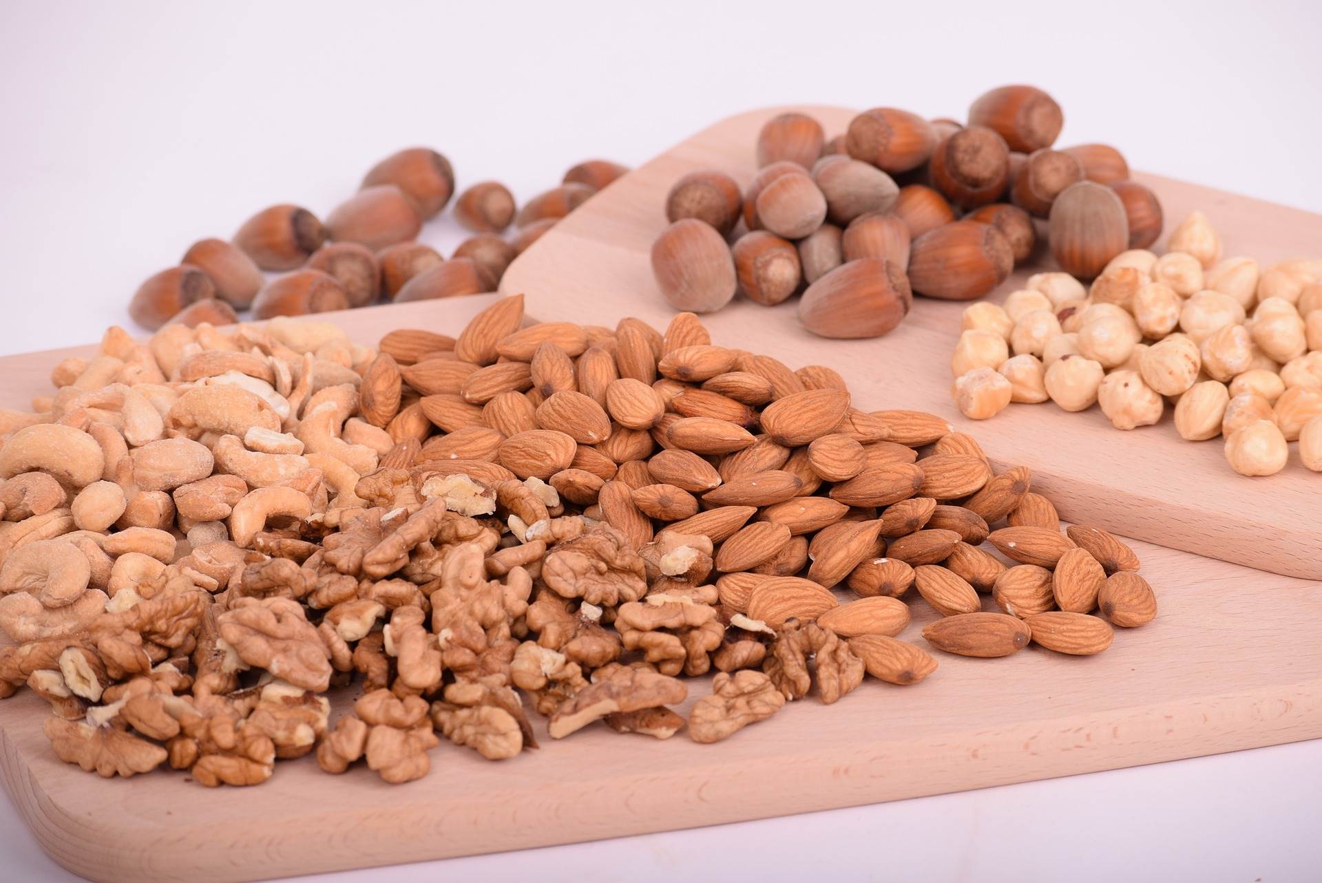 nuts-gb6e8f2cd2_1920.jpg