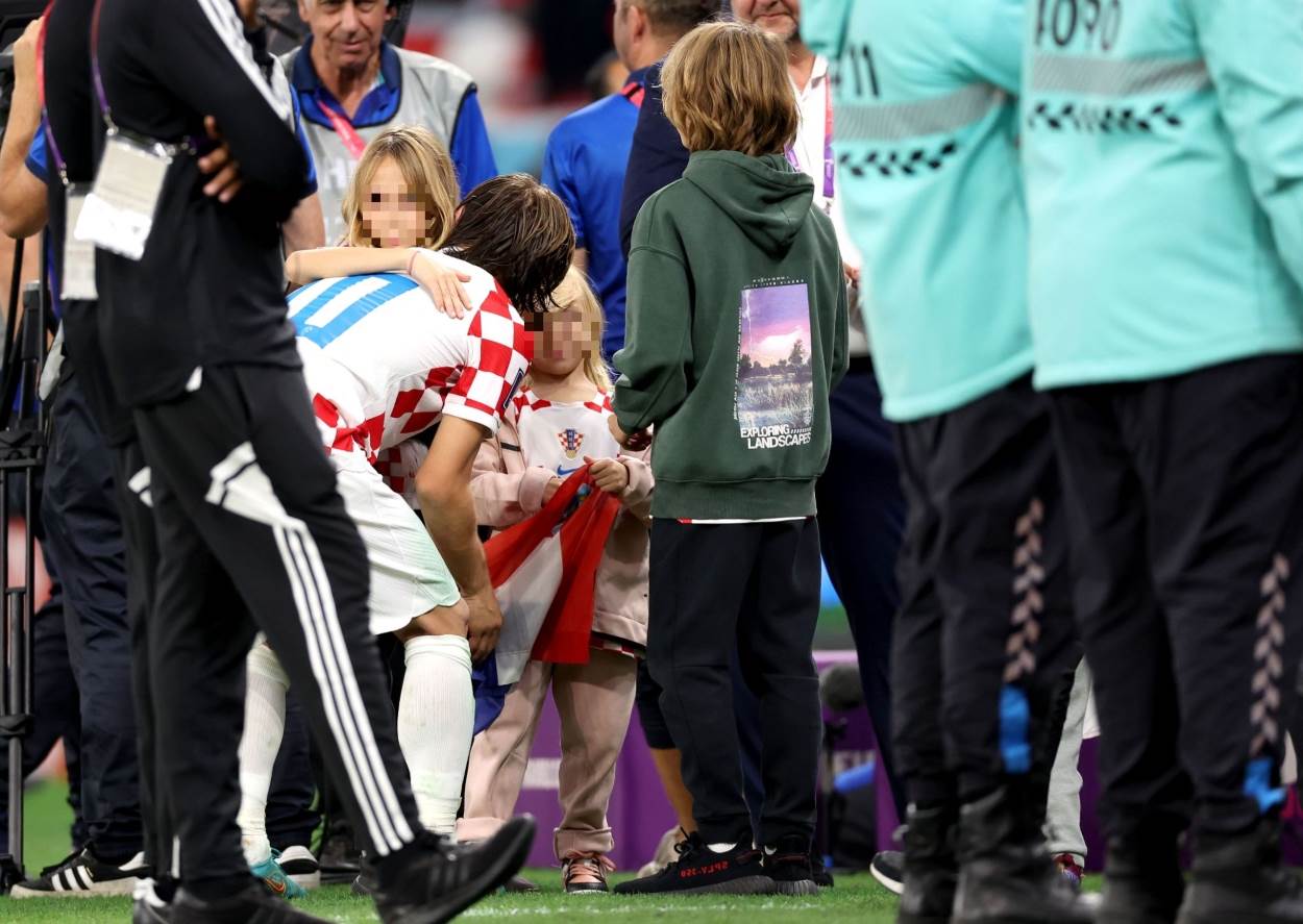 Luka Modrić s djecom u Katru